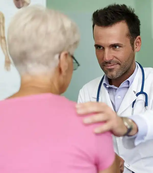 Médico especialista en psicosomática en consulta con mujer.